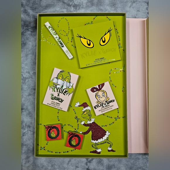 Kylie Jenner Autographed Signed Grinch PR Box NEW Cosmetics Never Been Used! - Picture 12 of 16
